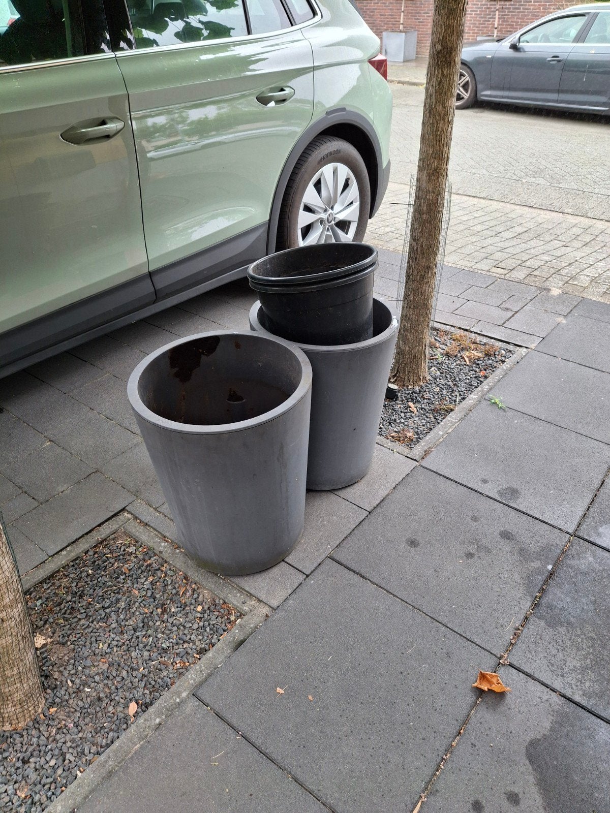 2 Grote Grijze Bloempotten, Tuin en Terras, Bloempotten, Ophalen, Gebruikt, Rond, Aardewerk
