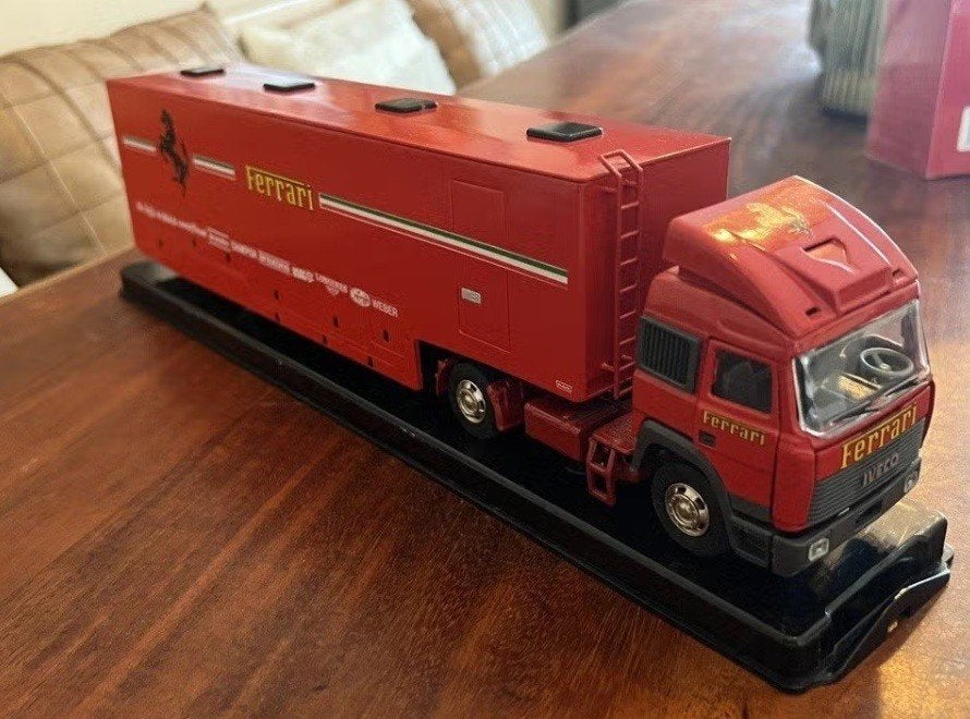 1:43 Ferrari Transporter 1988 - Old Cars, Ophalen of Verzenden, Zo goed als nieuw, Bus of Vrachtwagen, Overige merken