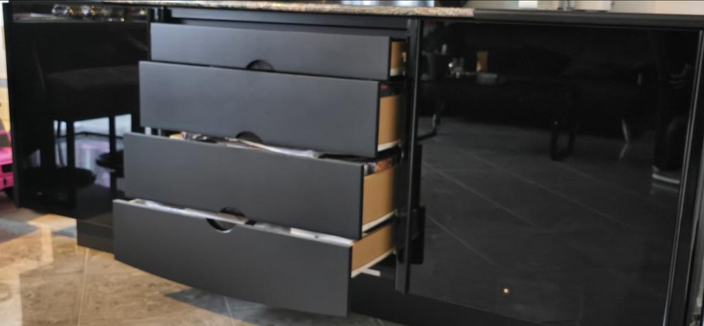 Zwart dressoir met lades en deuren, granieten blad, Ophalen, Overige materialen, Gebruikt, 150 tot 200 cm