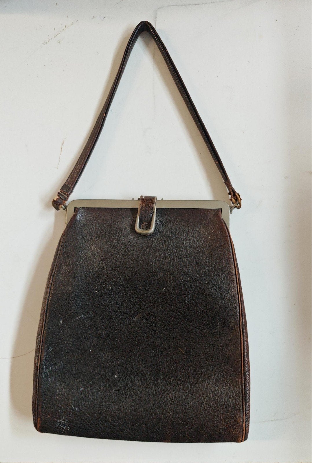 Vintage bruine handtas met metalen sluiting, Sieraden, Tassen en Uiterlijk, Ophalen of Verzenden, Gebruikt, Bruin, Handtas