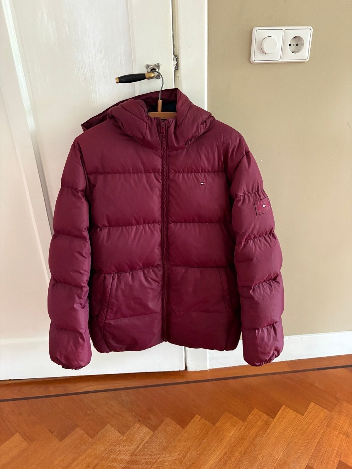 Tommy Hilfiger Puffer Jas - Bordeauxrood - Maat 176, Ophalen of Verzenden, Zo goed als nieuw, Rood