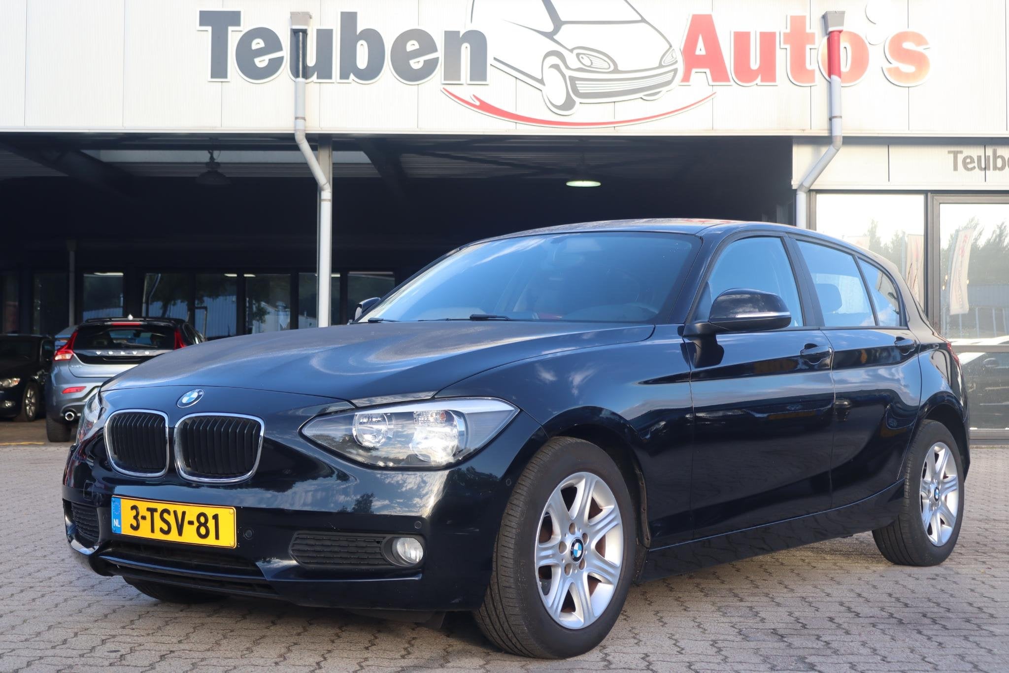 BMW 1-serie 116i Business | Automaat | Parkeer assistent | N, Gebruikt, 4 cilinders, Zwart, Origineel Nederlands