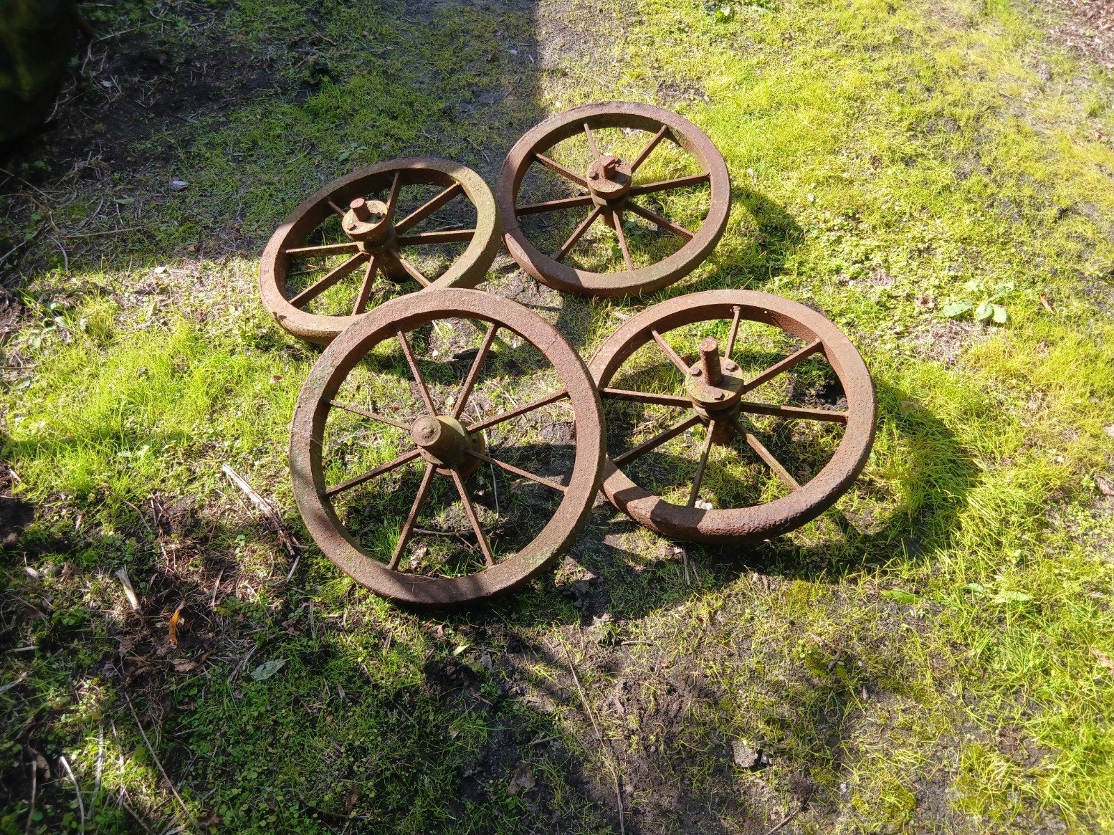 4 Antieke Gietijzeren Wagenwielen, Ophalen