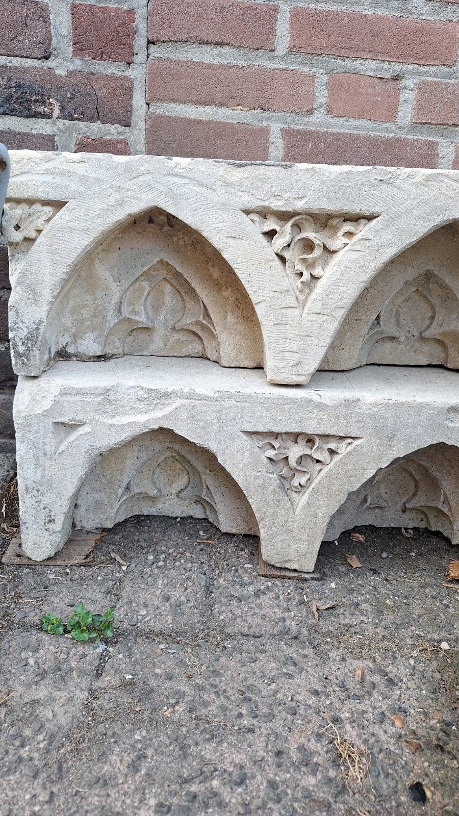 Gothische elementen uit een kerk., Ophalen
