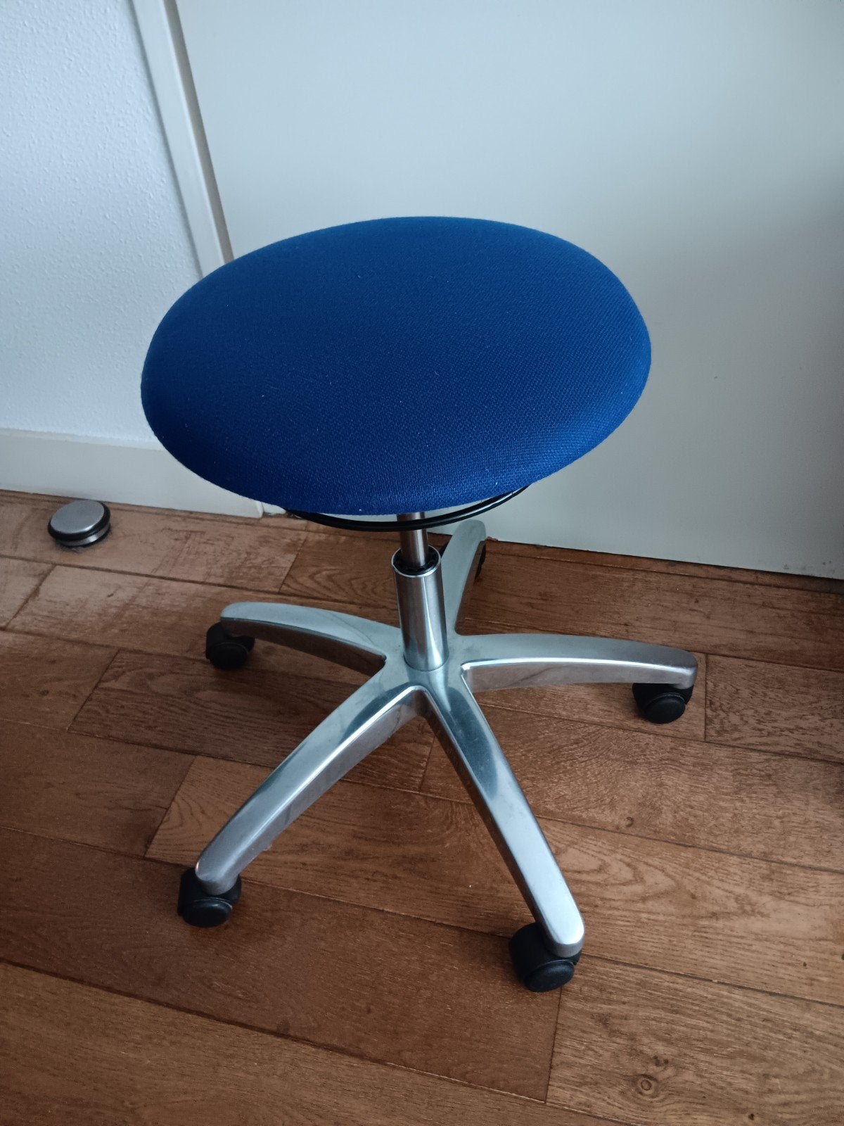 Löffler ergonomisch gevormde kruk, Ophalen, Gebruikt, Blauw, Bureaukruk