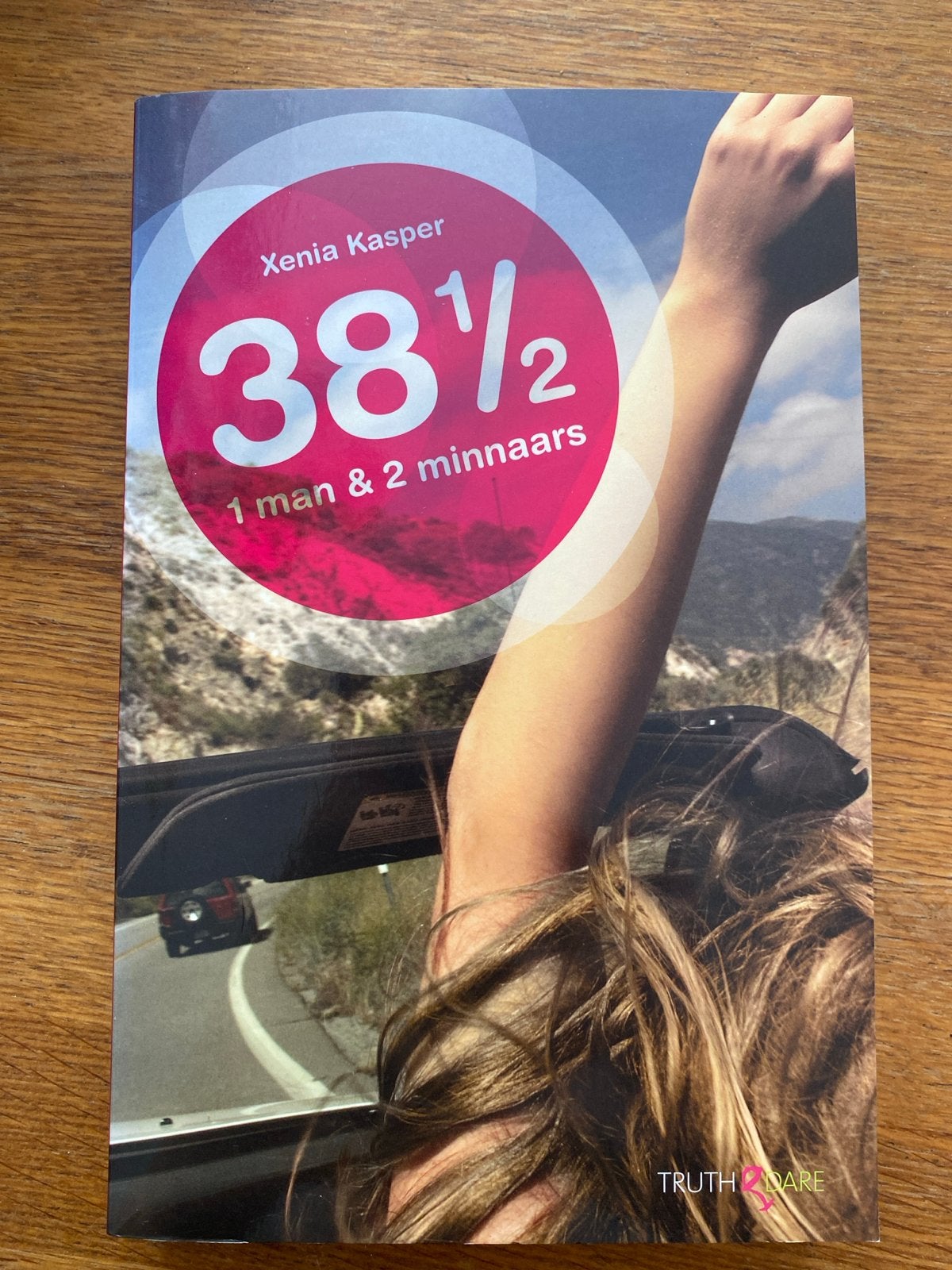 38 1/2: 1 man & 2 minnaars - Xenia Kasper, Ophalen of Verzenden, Gelezen, Nederland