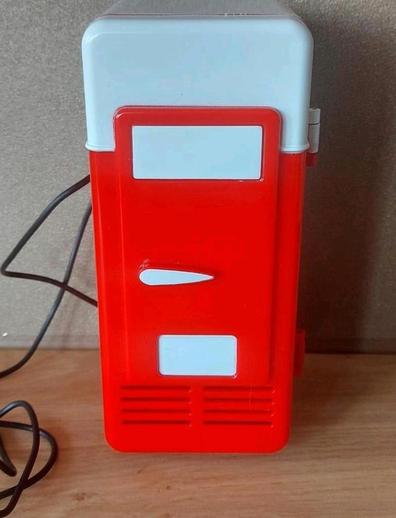 RETRO MINI KOELKAST USB ROOD/WIT BV VOOR 1 BLIKJE DRINKEN, Zonder vriesvak, Verzenden, Minder dan 45 cm, Minder dan 85 cm