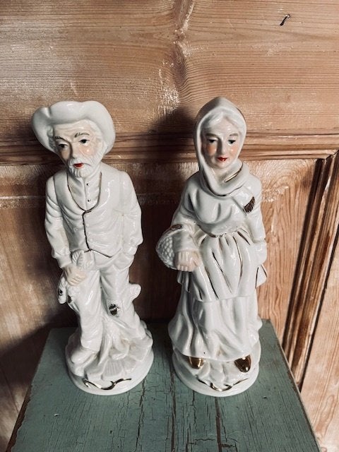 2 x porseleinen beeld. Oude man en vrouw Wit en goud. 25 cm, Verzamelen, Beelden en Beeldjes, Ophalen, Zo goed als nieuw, Mens