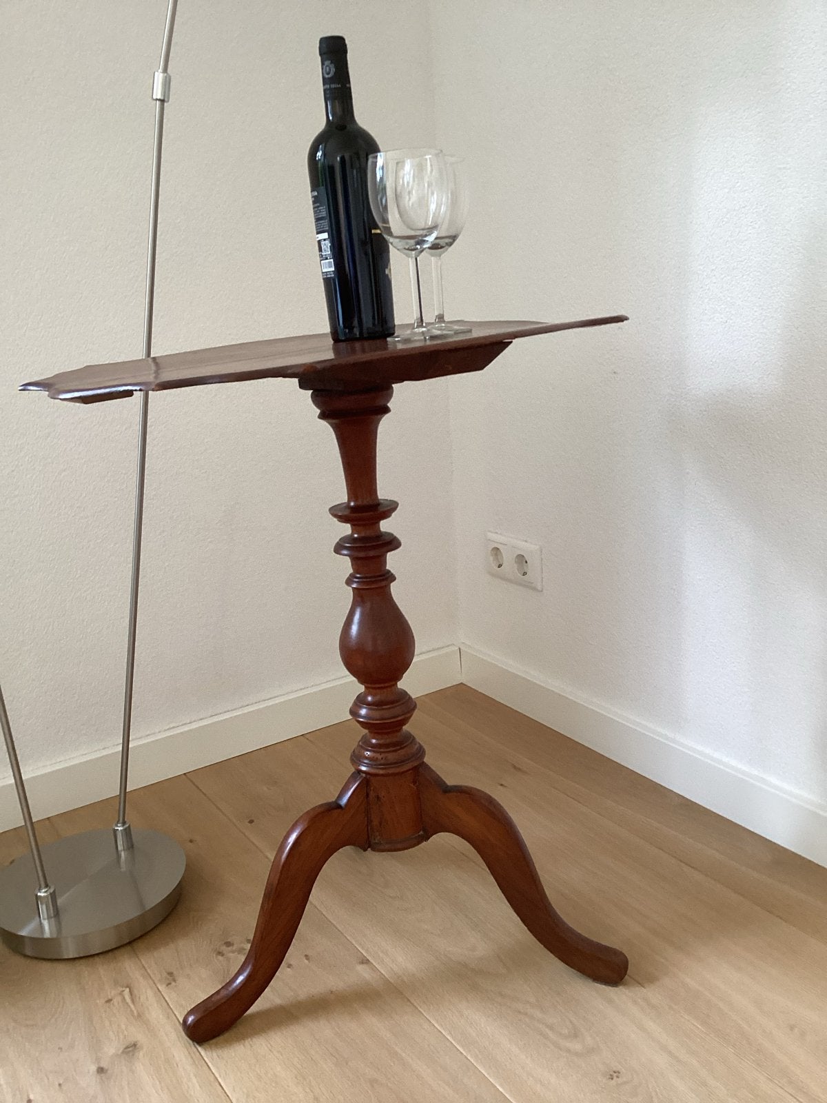 Antiek wijntafeltje / bijzettafel, Ophalen