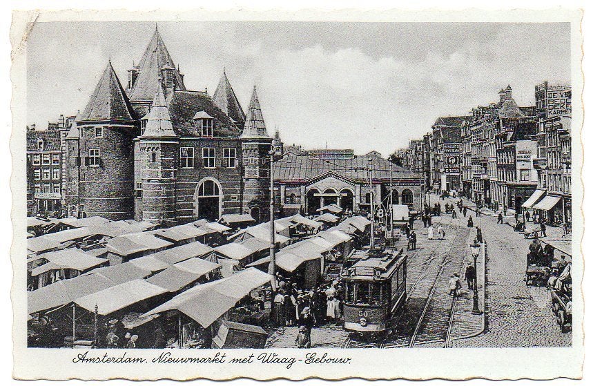 Amsterdam Nieuwmarkt met tram, waag en weekmarkt 1940, Ophalen of Verzenden, 1940 tot 1960, Gelopen, Noord-Holland