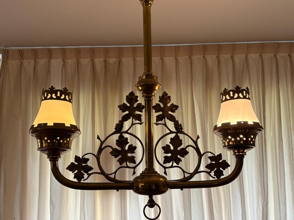 Antieke bronzen kroonluchter met druivenbladmotief, Ophalen