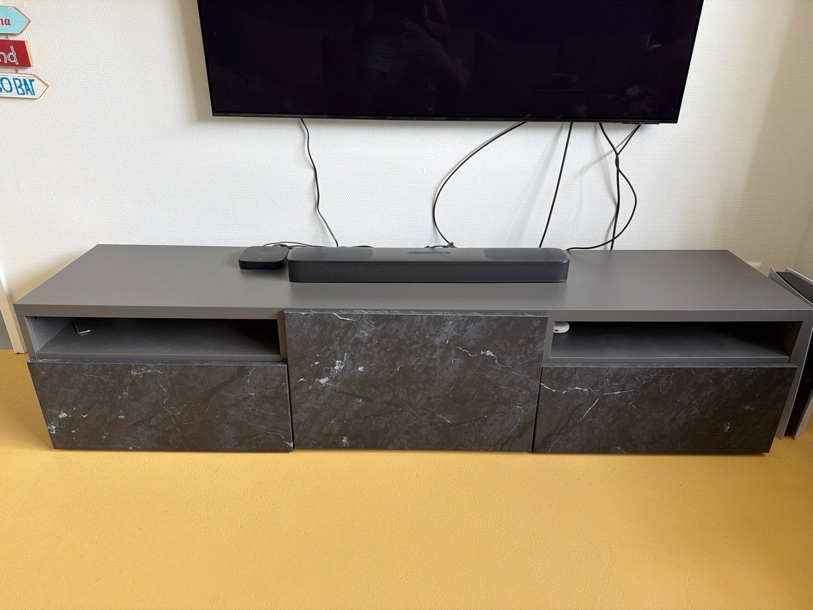 Modern TV-meubel met marmerlook fronten, Ophalen, Overige materialen, Gebruikt, 150 tot 200 cm