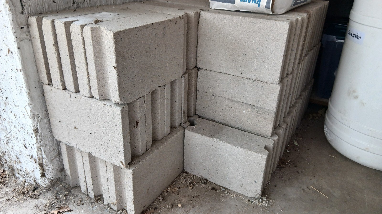 Ongeveer 50 beton metsel stenen, Doe-het-zelf en Verbouw, Metselstenen, Ophalen, Bakstenen