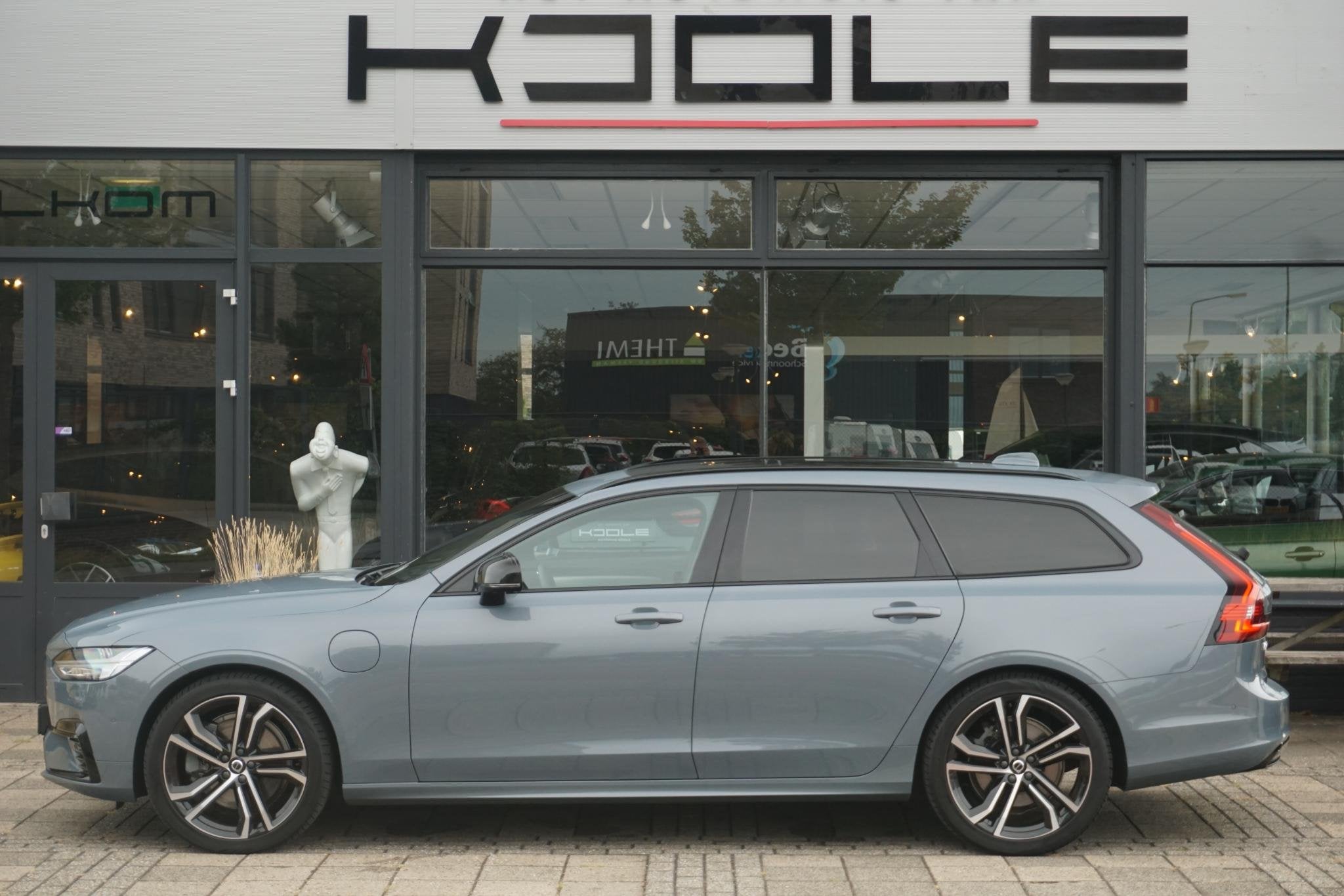Volvo V90 2.0 T6 AWD R-Design | Ultra Dark | Pano | trekhaak, Verwarmde buitenspiegels, 4 cilinders, Leder en Stof, 340 pk