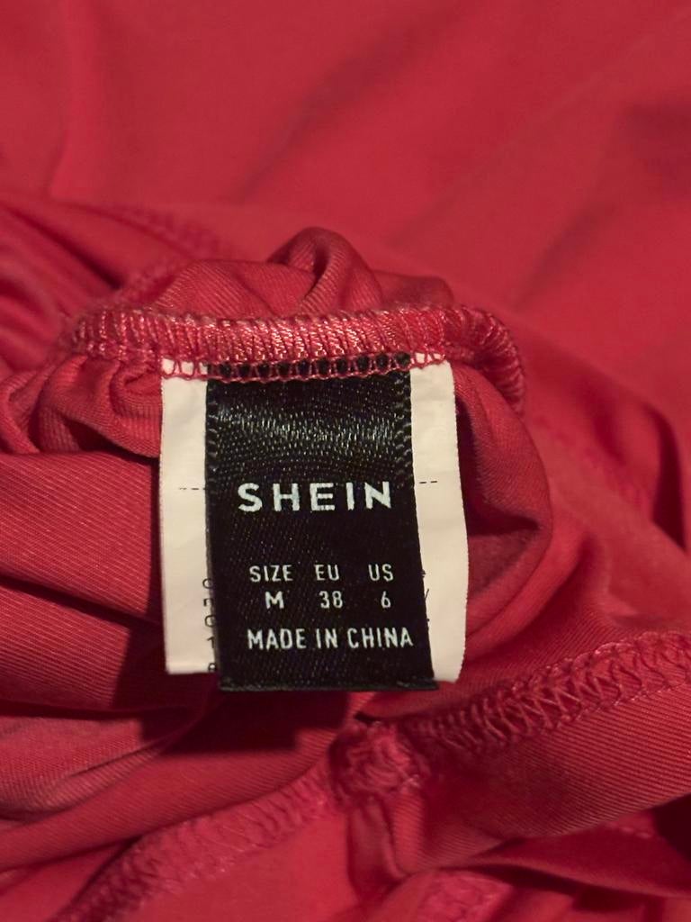 Shein roze mini jurk met één mouw en ruches, Kleding | Dames, Wintersportkleding, Verzenden, Zo goed als nieuw, Maat 38/40 (M)