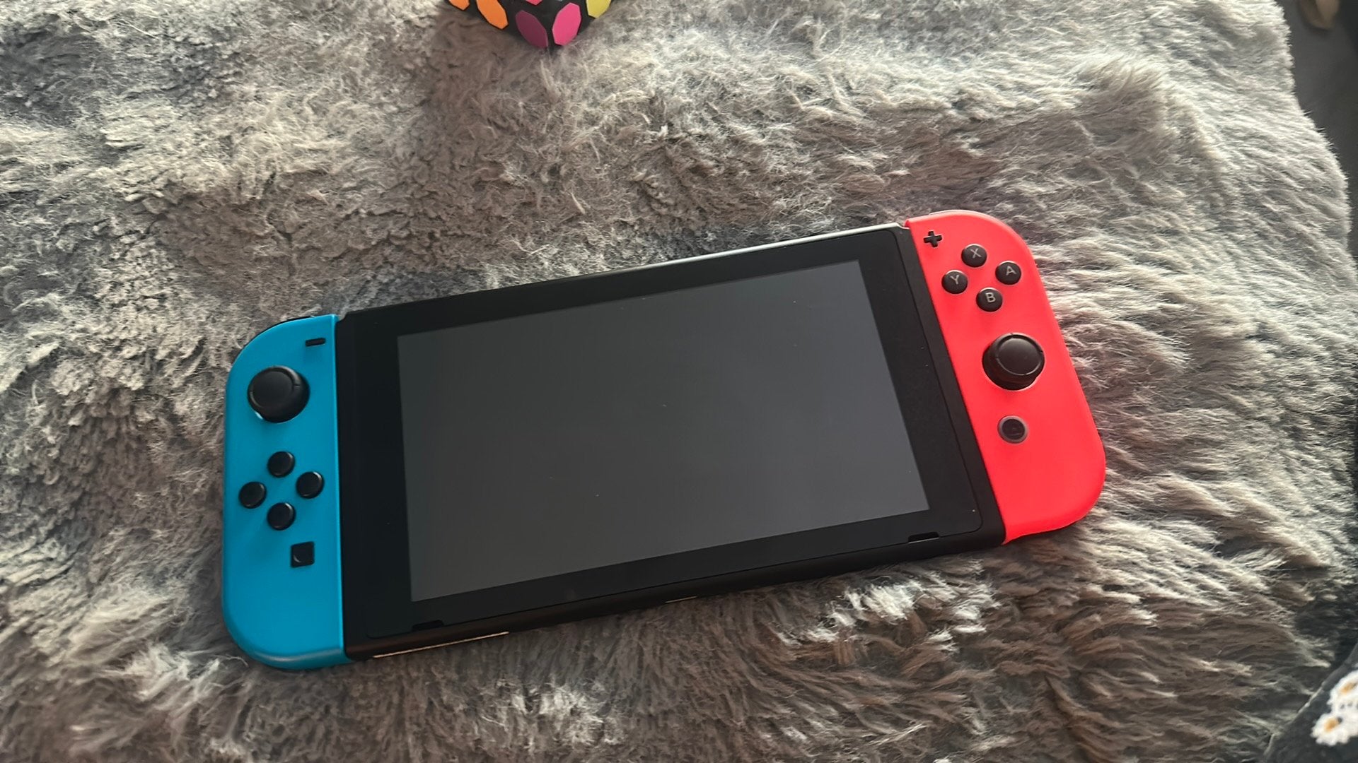 Nintendo Switch rood/blauw – verzekering t/m 2029, Ophalen, Zo goed als nieuw, 3 spelers of meer, Vanaf 7 jaar