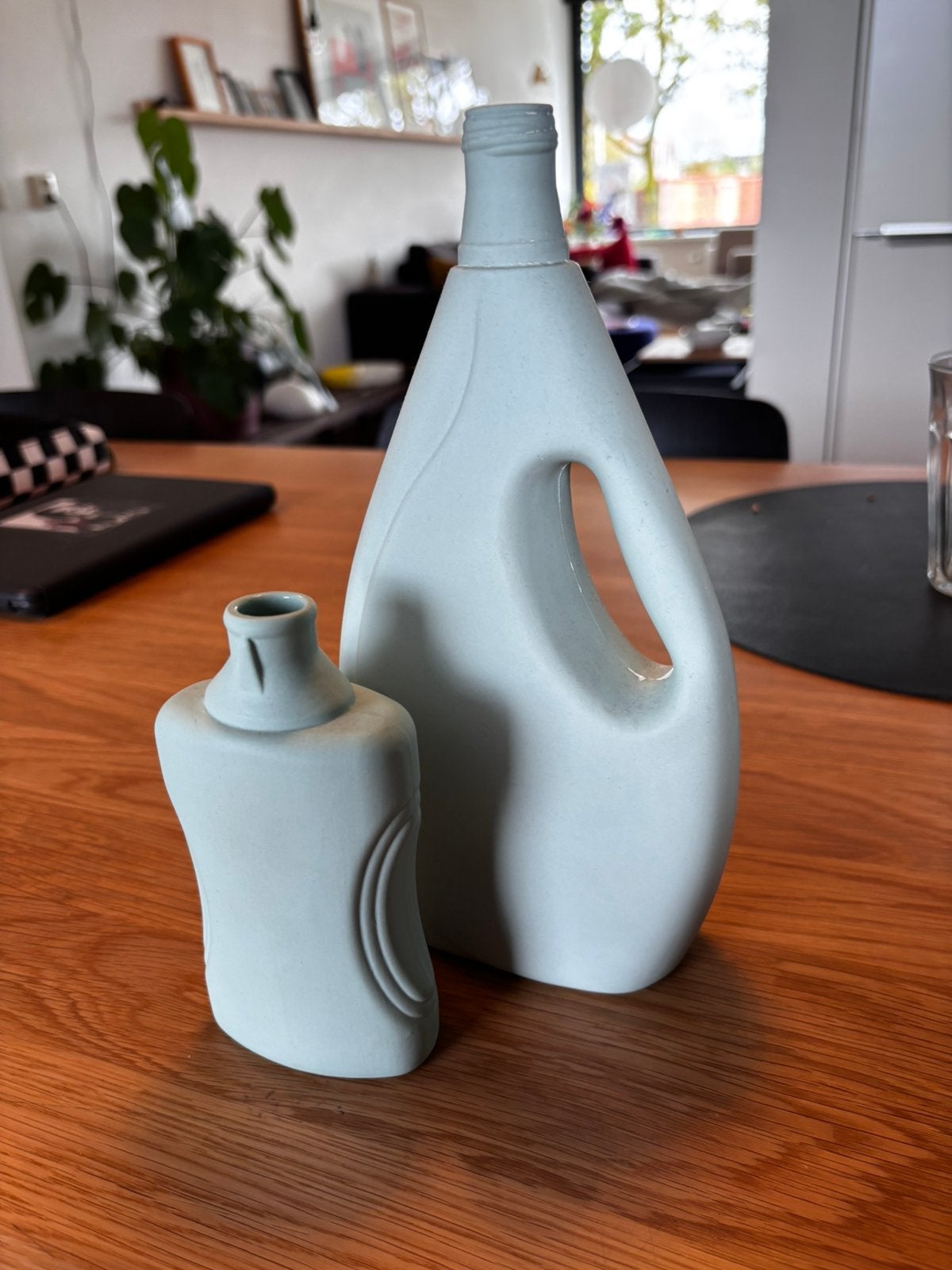 Flesvaasje Foekje Fleur in licht groene kleur., Ophalen of Verzenden, Zo goed als nieuw, Steen/keramiek, Matte afwerking