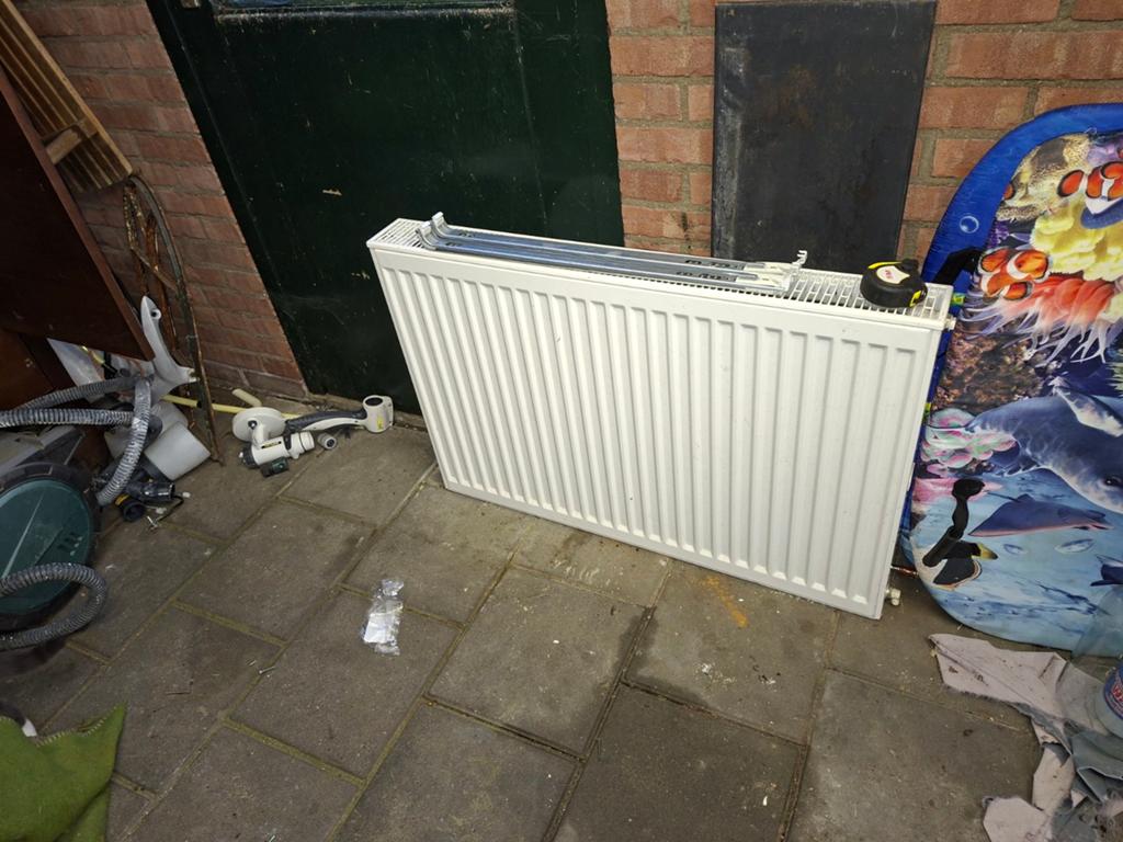 Thermi radiator 90x60x10 cm met beugels en thermostaatknop, Ophalen, 30 tot 80 cm, Gebruikt, Radiator
