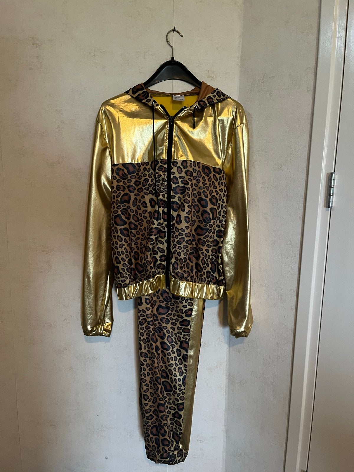 Gouden Luipaard Trainingspak - Carnaval/Feest, Maat 38/40 (M), Carnaval, Ophalen of Verzenden, Kleding