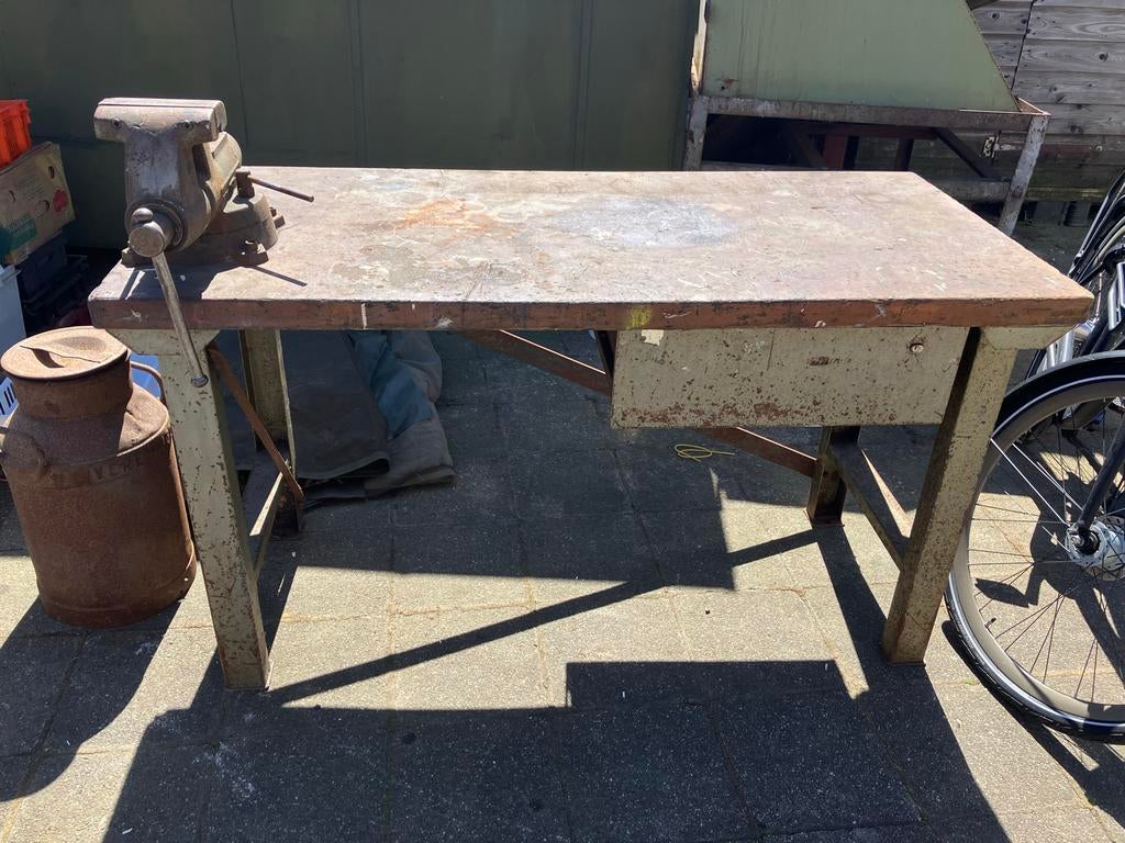 Robuuste ijzeren werkbank met houten blad en bankschroef, Antiek en Kunst, Antiek | Gereedschap en Instrumenten, Ophalen