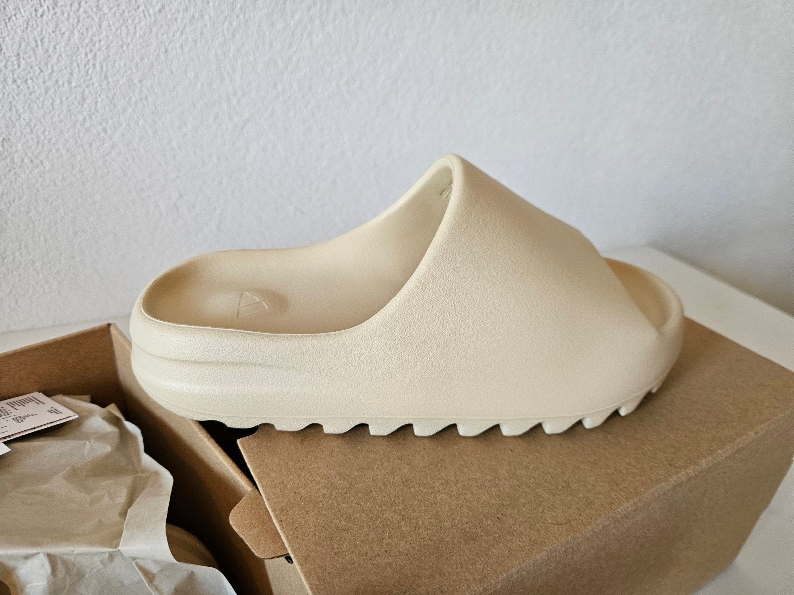 Adidas Yeezy Slide bone maat 39 FZ5897 nieuw in doos!, Kleding | Dames, Schoenen, Slippers, Adidas, Beige, Nieuw