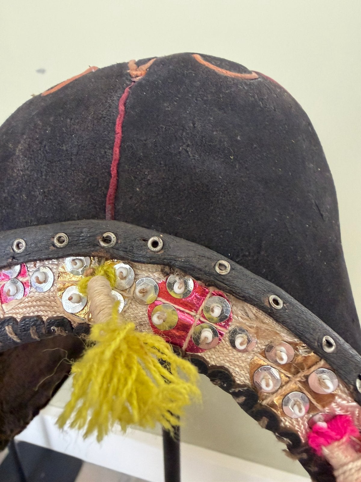 Antieke Boliviaanse hoed Tinku helmet, Ophalen of Verzenden