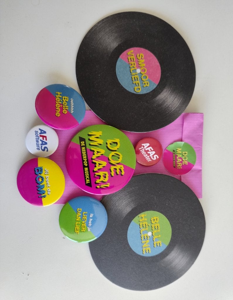 Doe maar de musical! buttons en viltjes, Verzamelen, Speldjes, Pins en Buttons, Ophalen of Verzenden, Zo goed als nieuw, Overige onderwerpen
