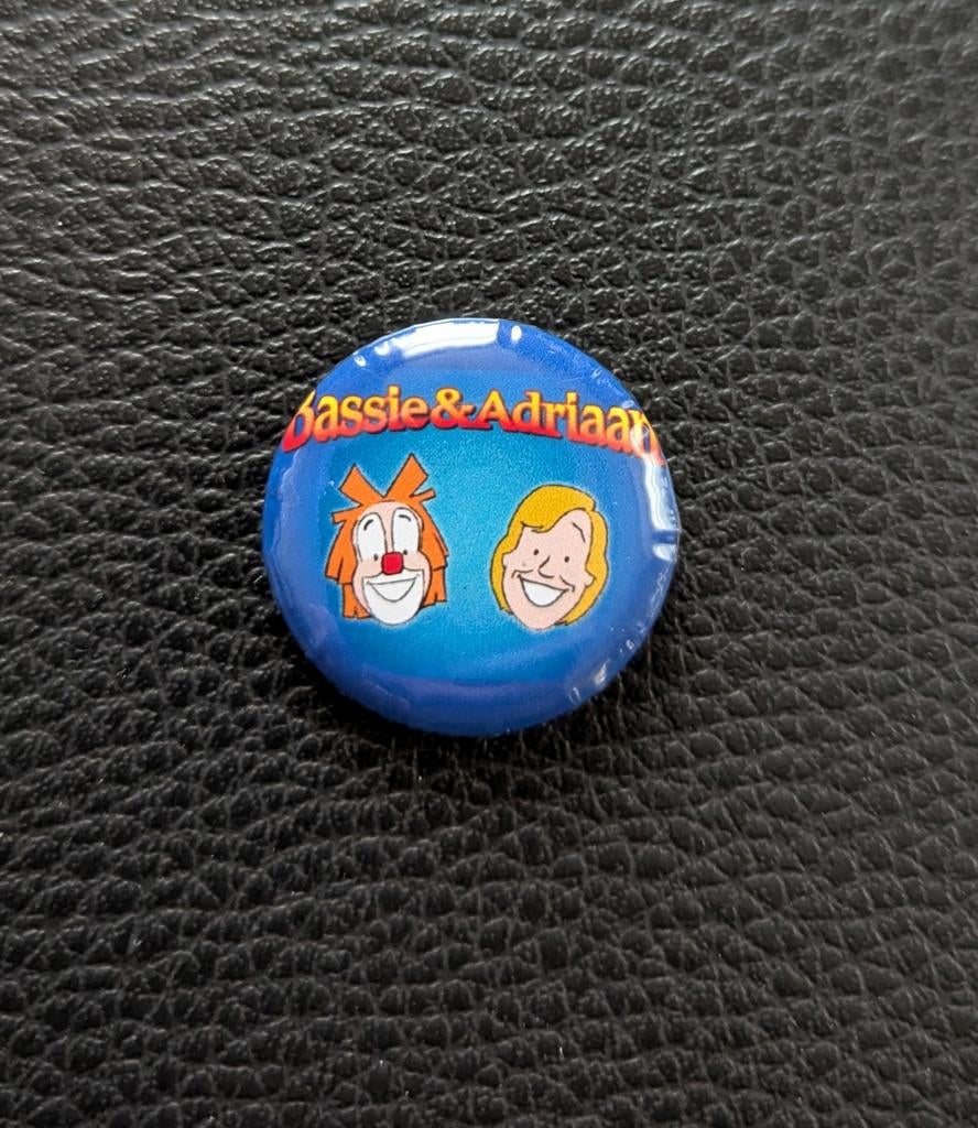 Bassie & Adriaan – 25 mm button – blauw, Verzamelen, Ophalen of Verzenden, Overige figuren, Nieuw, Overige typen