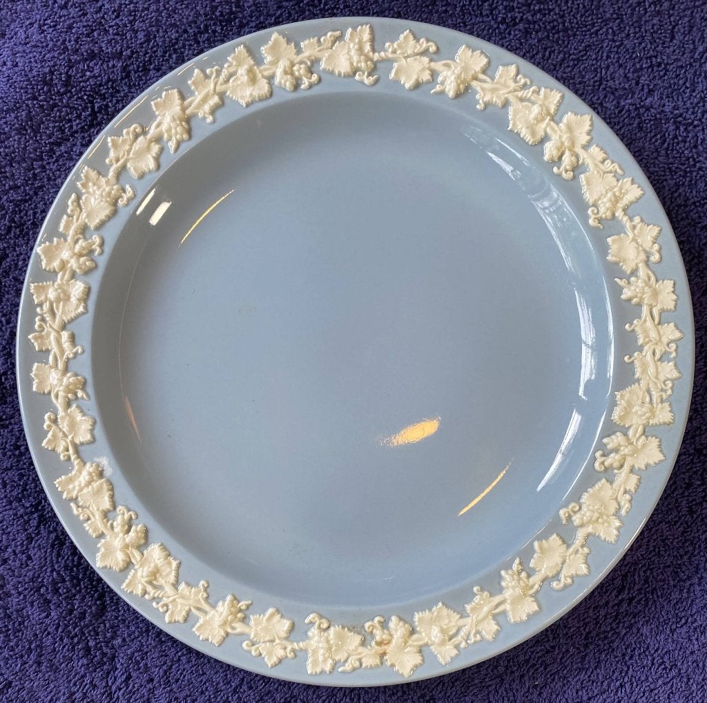Wedgewood Queen's ware 25 cm bord. Druif motief, Ophalen of Verzenden, Porselein, Bord of Schaal