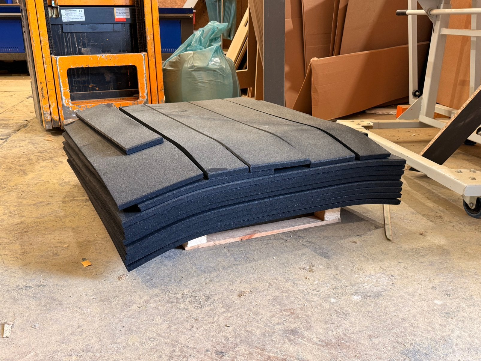8 hele rubbertegels (1x1m) 4 grote stukken en rest, Doe-het-zelf en Verbouw, Tegels, Ophalen, 10 m² of meer, Vloertegels, 60 cm of meer
