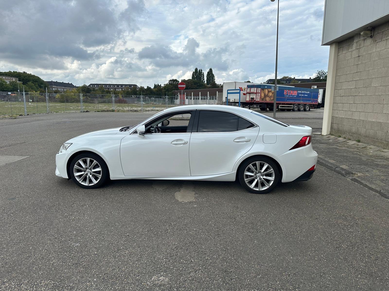 Lexus IS 300H 2.5 Hybrid F-Sport - CVT - 2015 Wit, Auto's, Automaat, Achterwielaandrijving, 750 kg, 181 pk