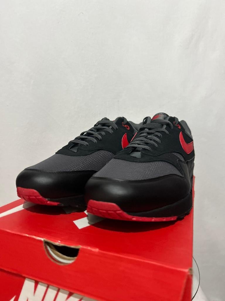 NIEUW IN DOOS! Maat 49,5 - Nike Air Max 1 Vampire, Overige kleuren, Verzenden, Nike, Nieuw