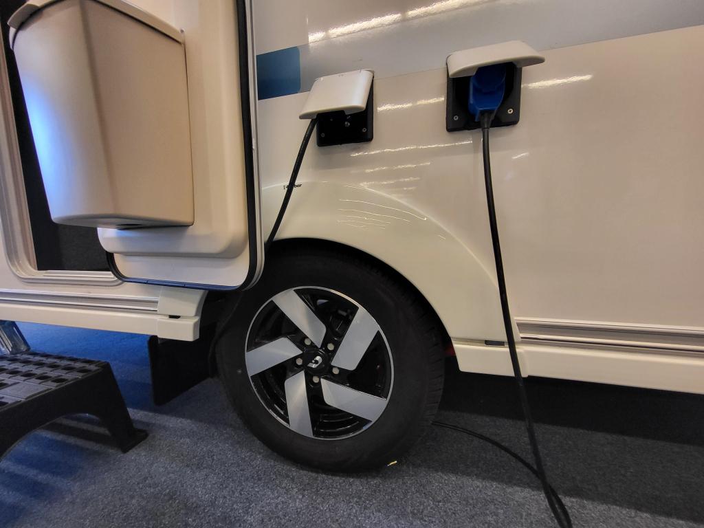 Adria Altea 472 PU; vloerverwarming, polyester wanden+dak, Caravans en Kamperen, Caravans, Rondzit, Bedrijf, Schokbreker, Tot en met 4