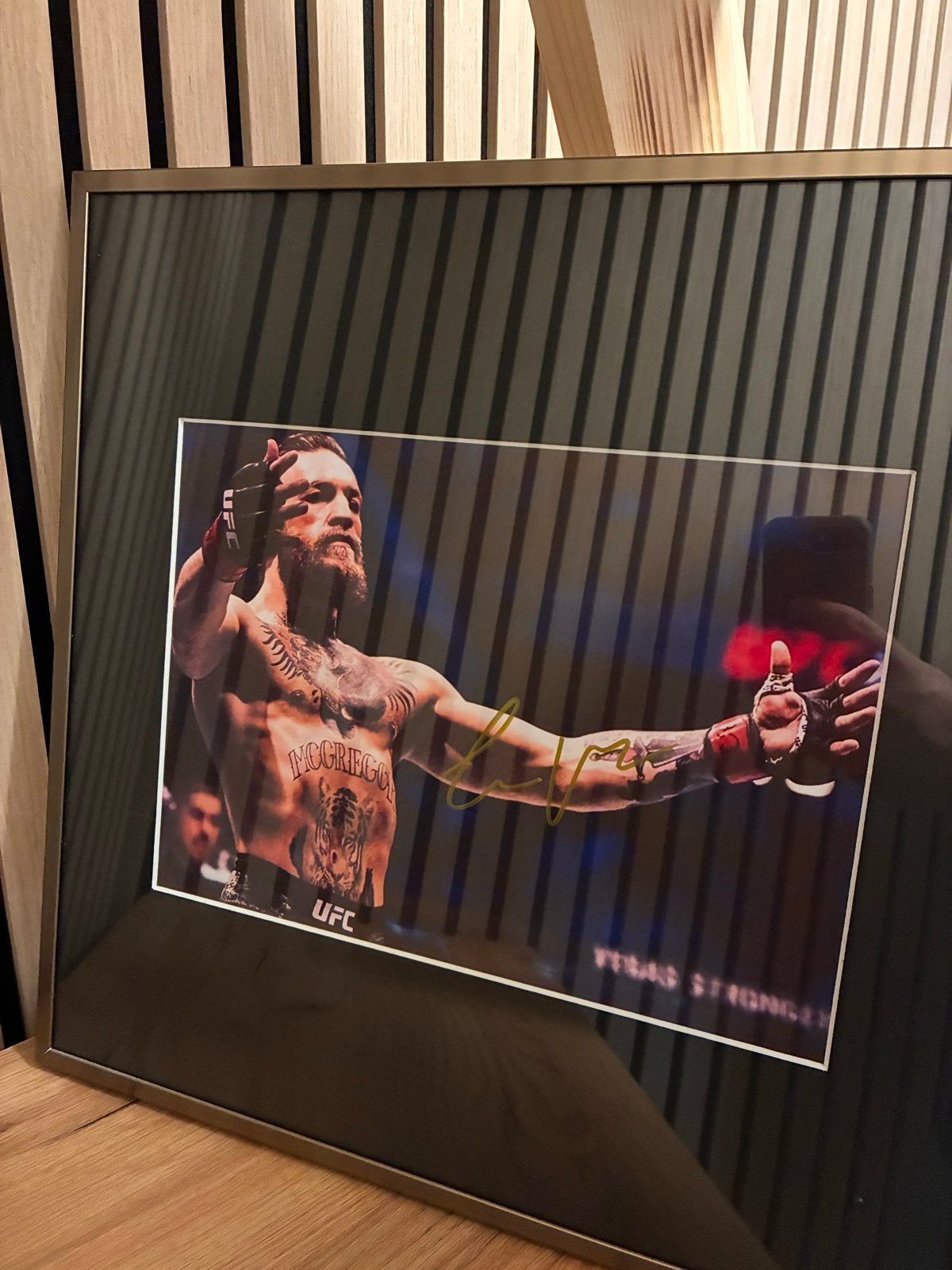 Gesigneerde foto Conor McGregor - 41x41 cm met COA, Verzamelen, Ophalen, 1980 tot heden, Foto, Zo goed als nieuw