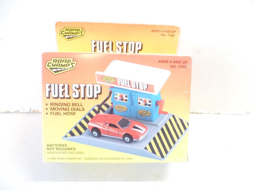 Road Champs 1988 Benzine Garage Fuel Stop met belgeluid 1:64, Ophalen of Verzenden, Nieuw, Overige typen