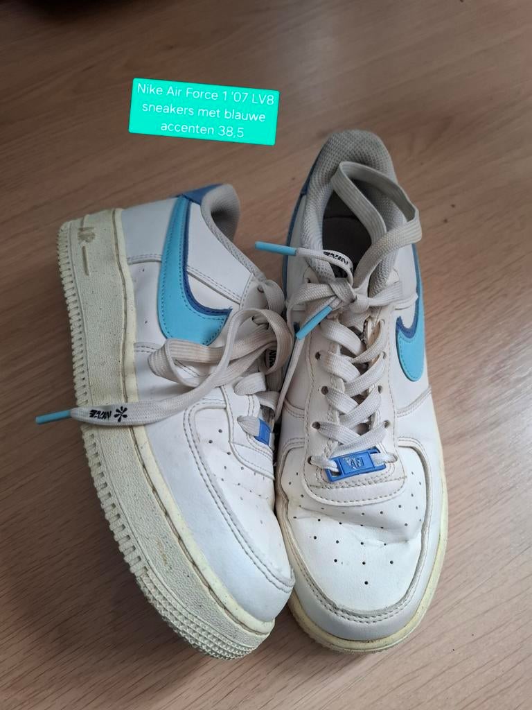 Nike Air Force 1 '07 LV8 sneakers met blauwe accenten 38,5, Wit, Ophalen of Verzenden, Nike air max, Sneakers of Gympen