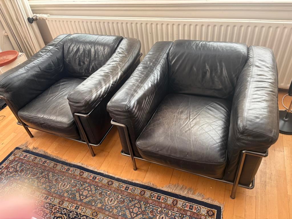 Twee zwartlederen  op LC2 gelijkende fauteuils, Gebruikt, LeCorbusierachtig, Ophalen of Verzenden, 75 tot 100 cm