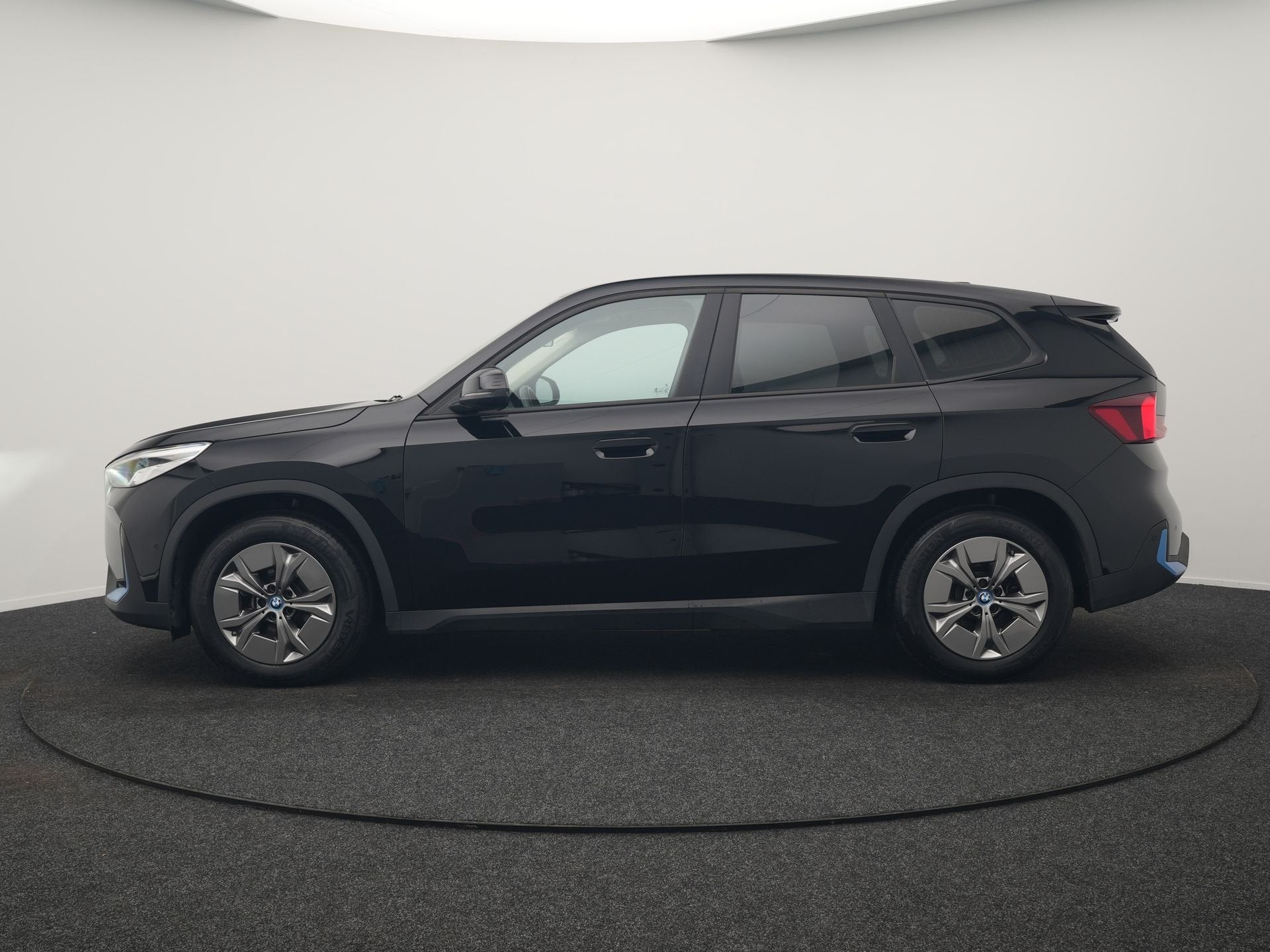 BMW iX1 xDrive30 67 kWh 313pk Dealer O.H. | Adaptief M Onder, Auto's, Automaat, Automatische klimaatregeling, Stof, Gebruikt