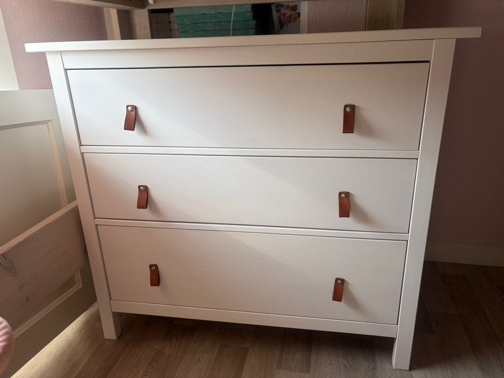 Mooie Hemnes ladekast met leren handgreepjes, Ophalen, 100 tot 150 cm, Zo goed als nieuw, 3 of 4 laden