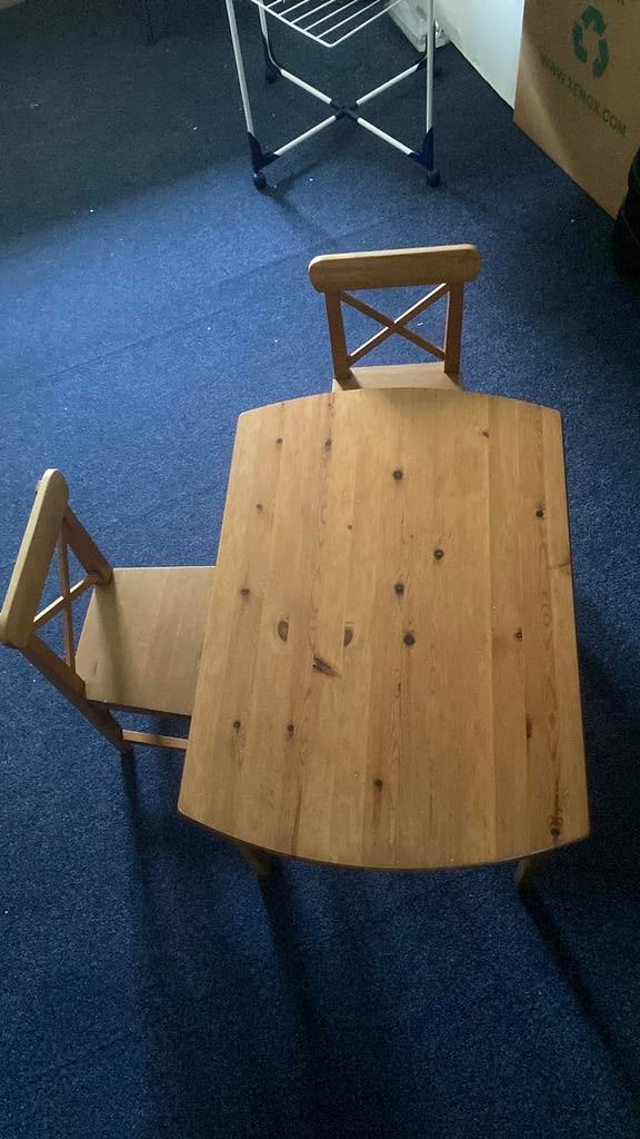 Grenen kindertafeltje met 2 stoelen van IKEA, Ophalen, Zo goed als nieuw, Tafel(s) en Stoel(en)