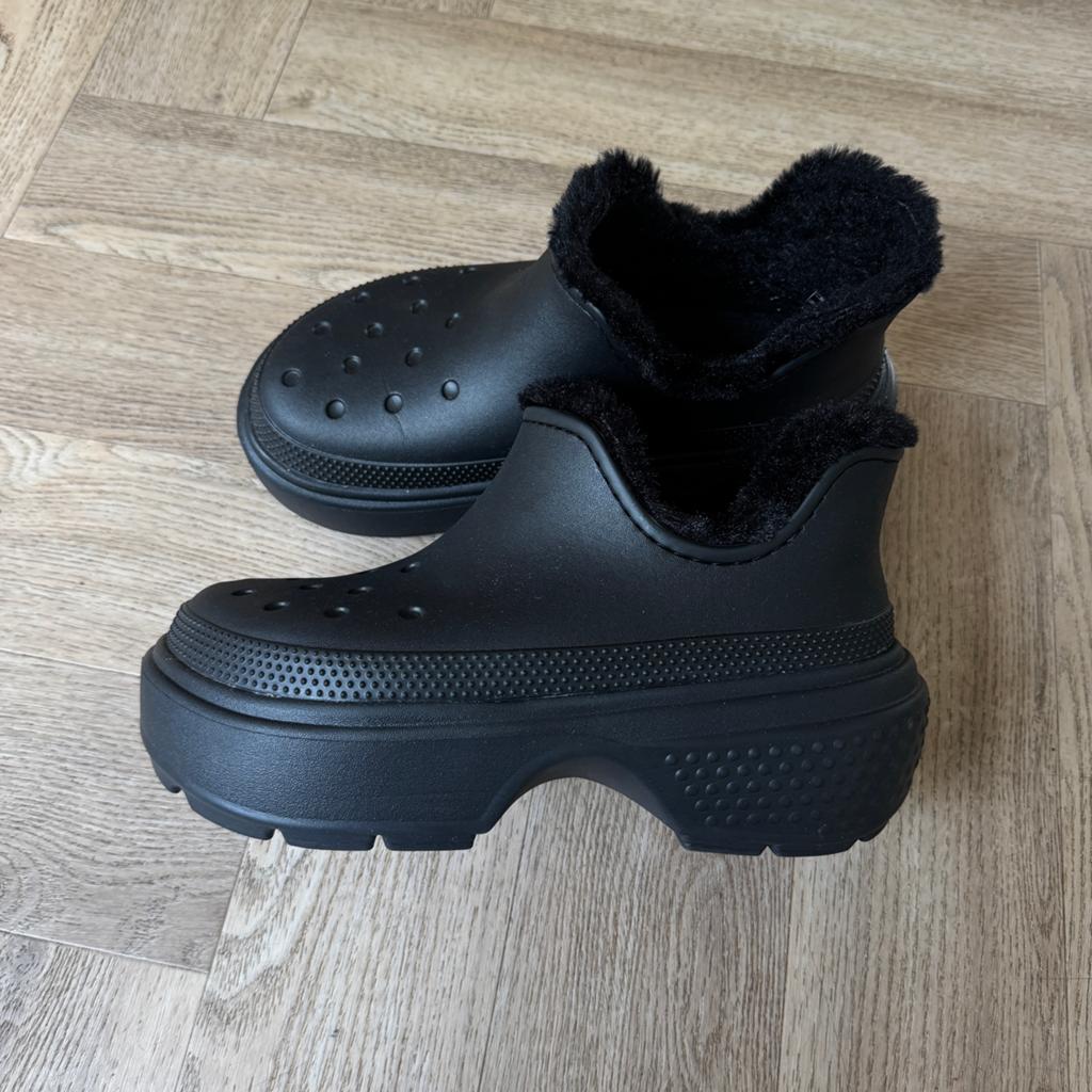 Nieuwe Crocs enkellaarzen gevoerd instappers zwart maat 43, Ophalen of Verzenden, Zo goed als nieuw, Zwart