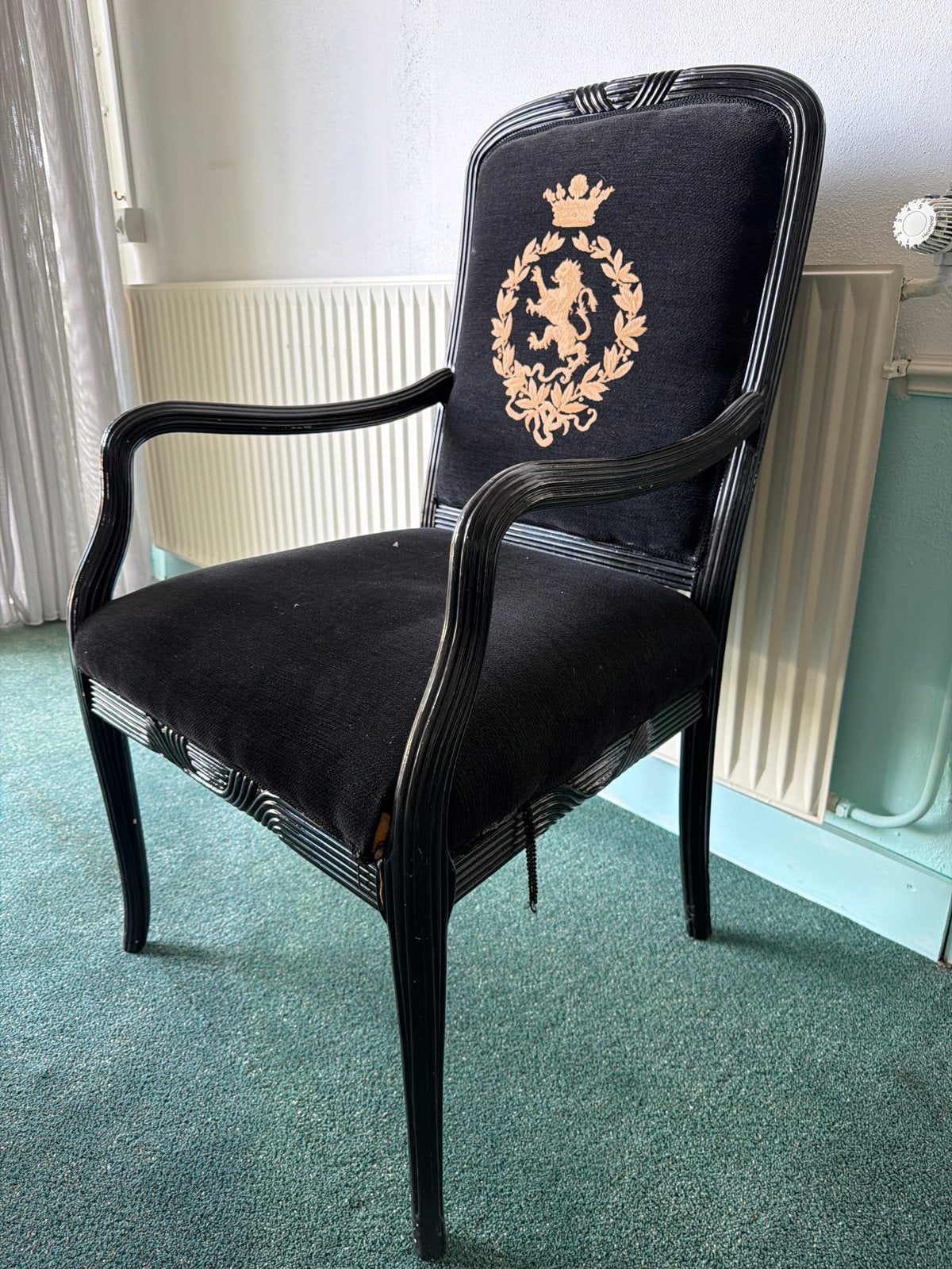 Elegante zwarte stoel met gouden leeuw embleem, Antiek en Kunst, Ophalen