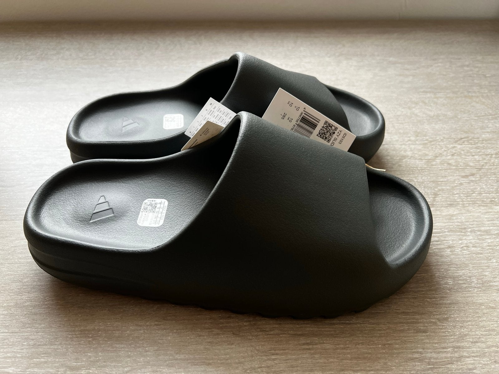 YEEZY SLIDE “DARK ONYX” US10/EU44,5, Kleding | Heren, Schoenen, Slippers, Zwart, Nieuw, Ophalen of Verzenden
