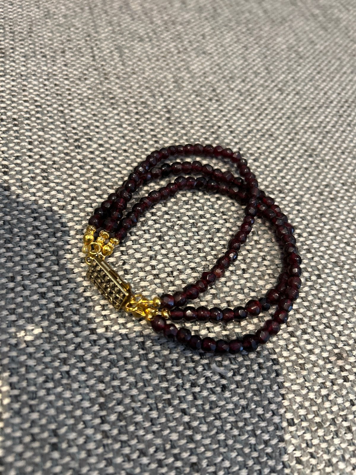 Elegante granaat armband met gouden sluiting, Overige materialen, Ophalen of Verzenden, Zo goed als nieuw, Met edelsteen