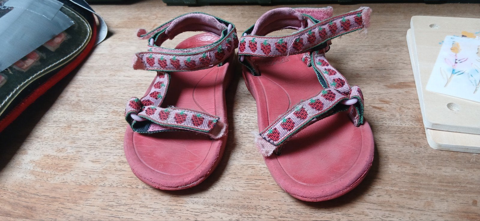 Teva aardbei sandalen maat 28 (GRATIS), Gebruikt, Jongen of Meisje, Overige typen, Teva