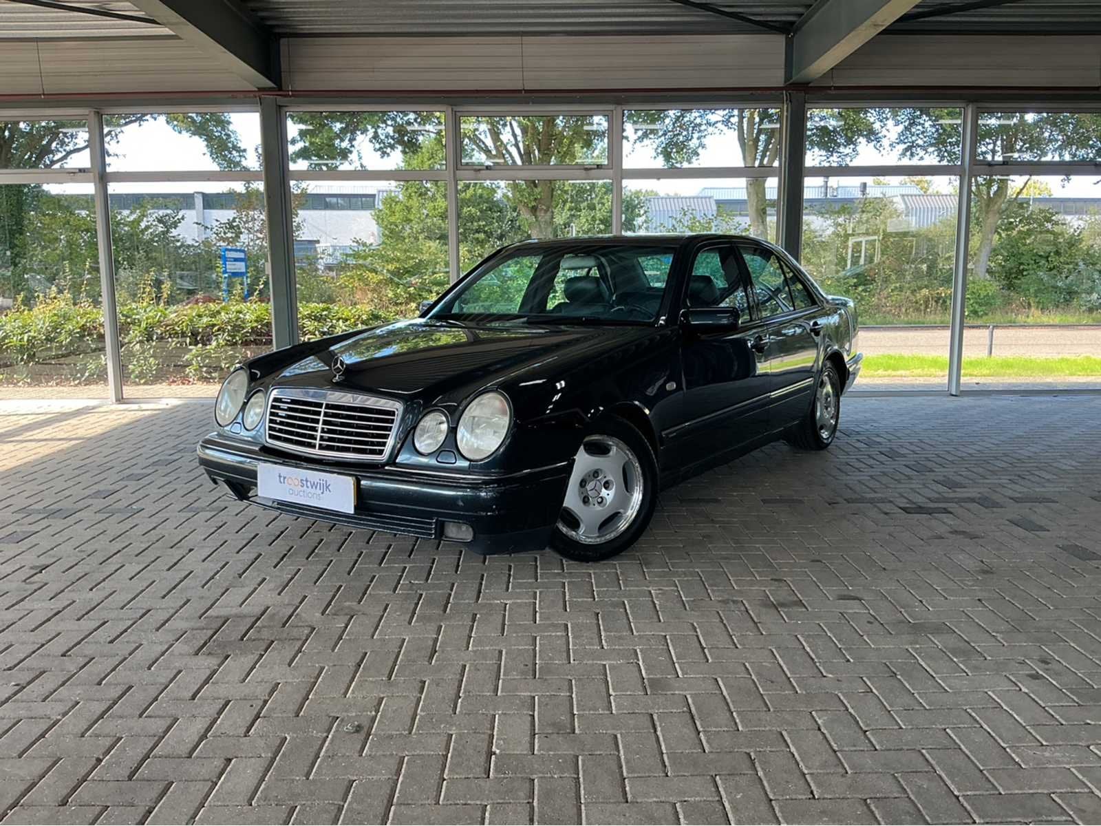 MERCEDES-BENZ E 320 CLASSIC 4MATIC<br> 3.2 V6 BENZINE • 22, Auto's, Euro 2, Gebruikt, Zwart, Sedan