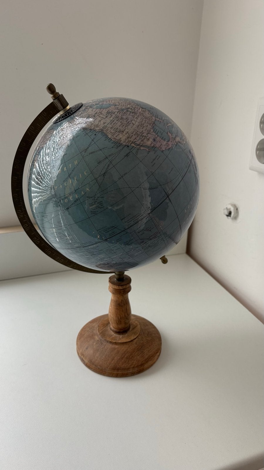 Decoratieve Wereldbol met Houten Voet - Vintage Stijl, Huis en Inrichting, Draaibaar, Ophalen of Verzenden, Zo goed als nieuw