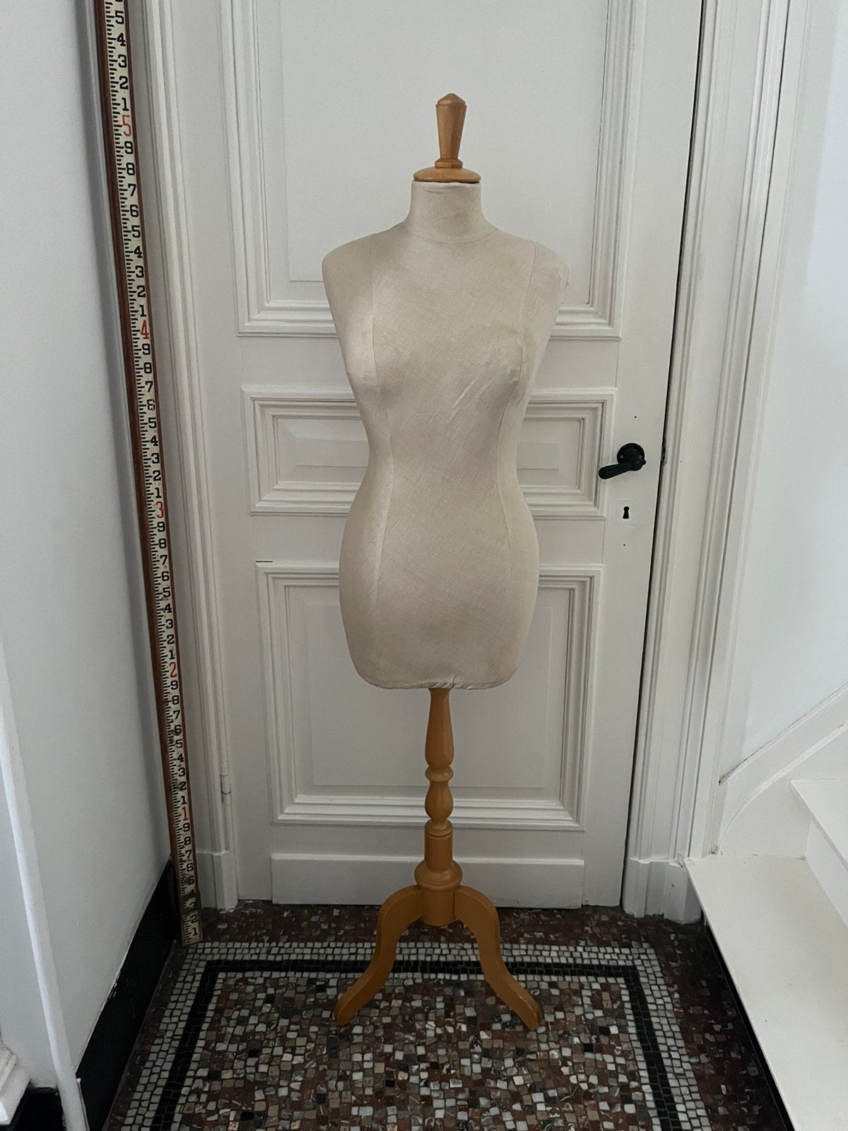 MOOIE STOFFEN PASPOP OP HOUTEN VOET NAAIEN MODEL COUTURE, Hobby en Vrije tijd, Naaien en Fournituren, Ophalen of Verzenden, Zo goed als nieuw