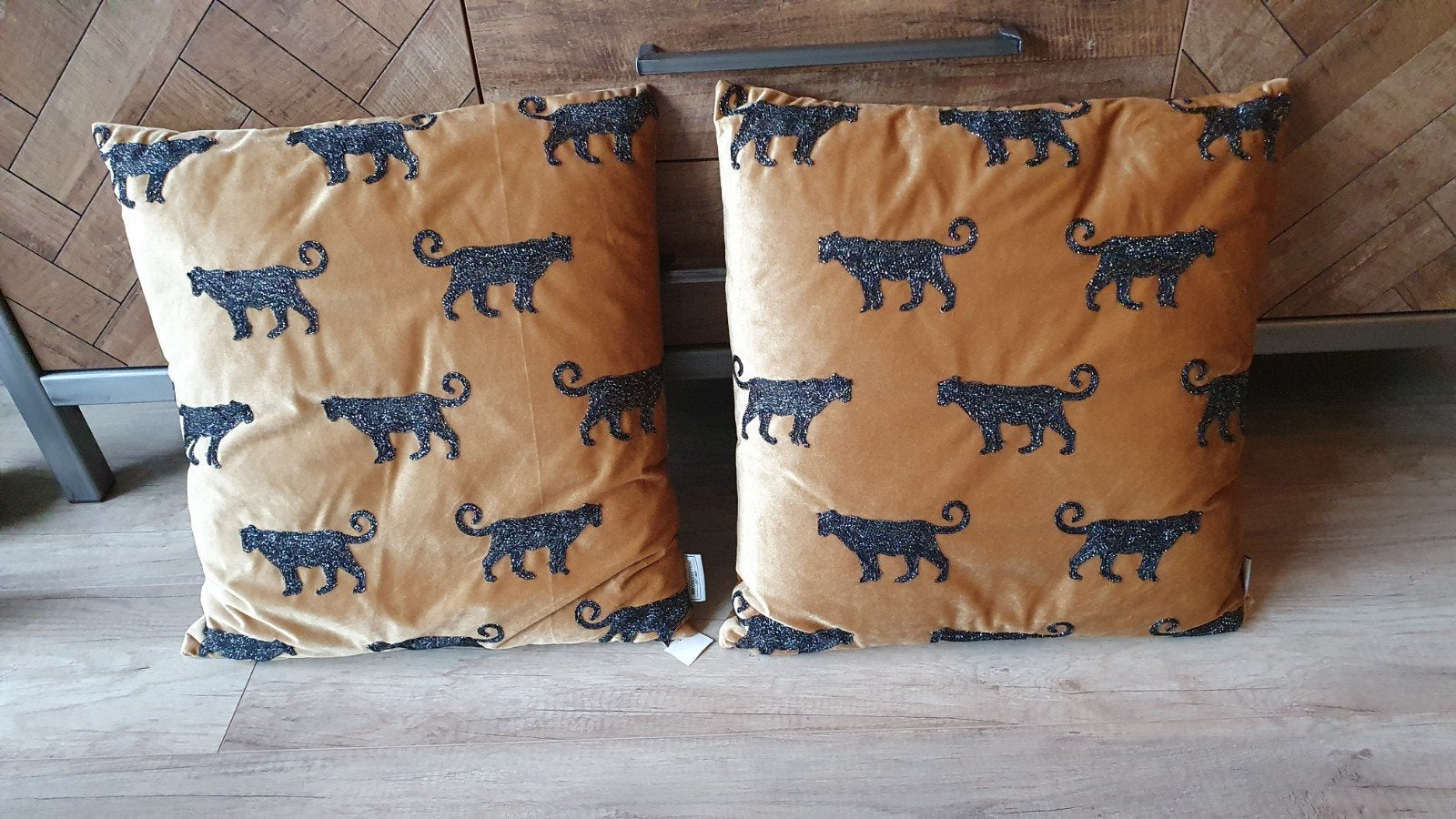 Set van 2 gouden sierkussens met panterprint 50x50cm, Huis en Inrichting, Ophalen, Met print, Vierkant, Nieuw
