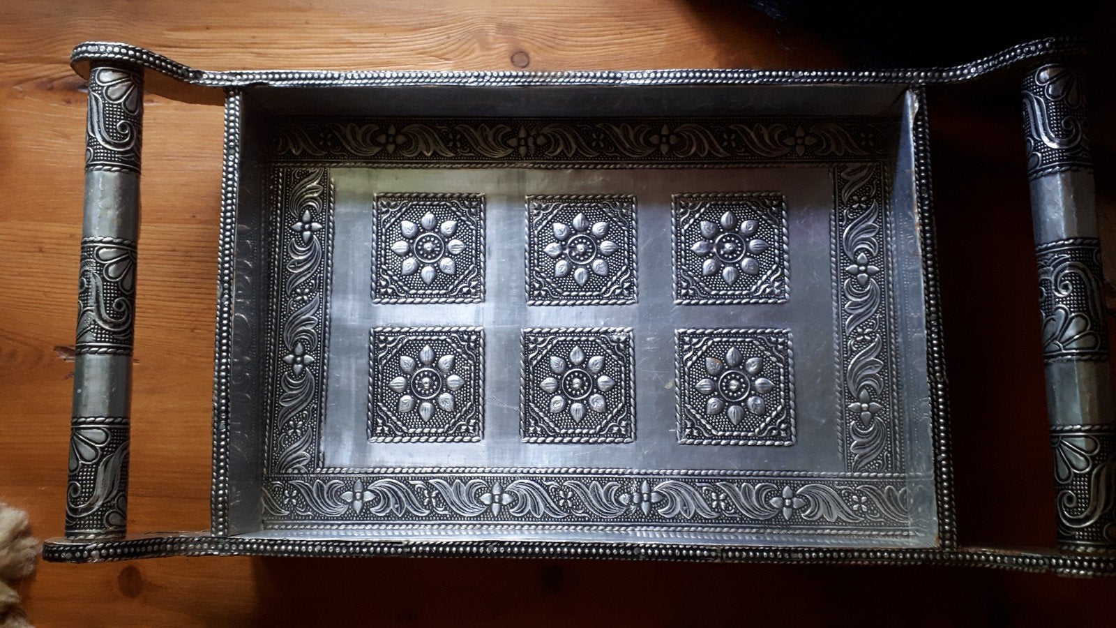 Zeer mooi stevig vintage dienblad met mooie handvaten, Ophalen of Verzenden, Gebruikt, Rechthoekig, Overige materialen